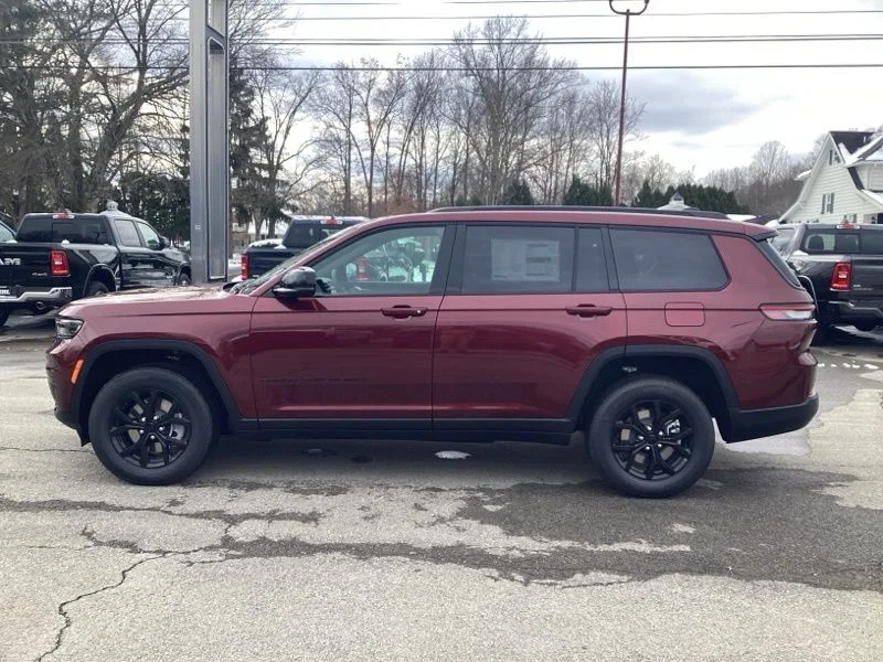 New 2025 Velvet Red Pearl-Coat Exterior Paint Jeep Altitude X image 4