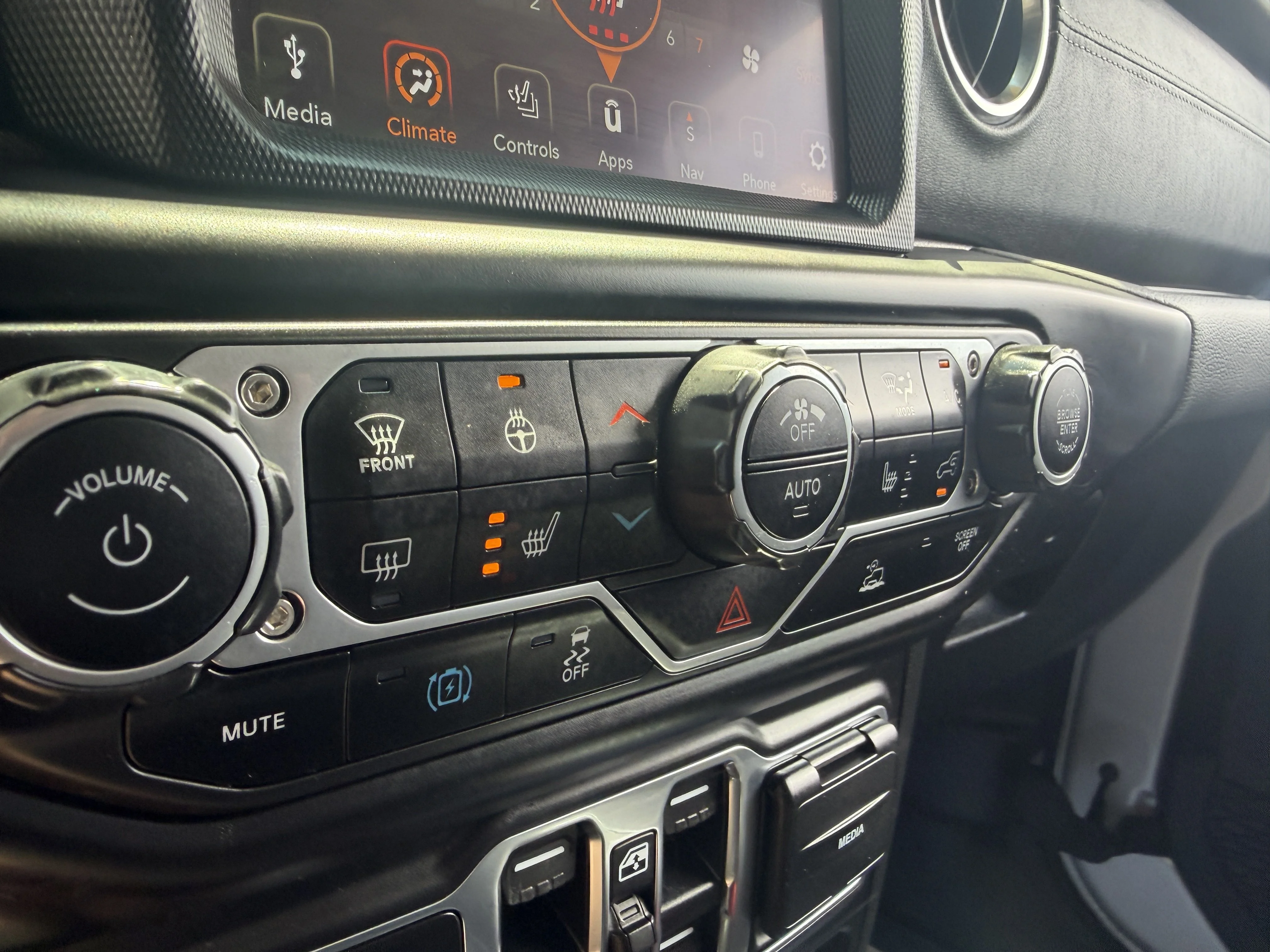 Used 2022 Silver Zynith Clearcoat Jeep Unlimited Sahara image 48