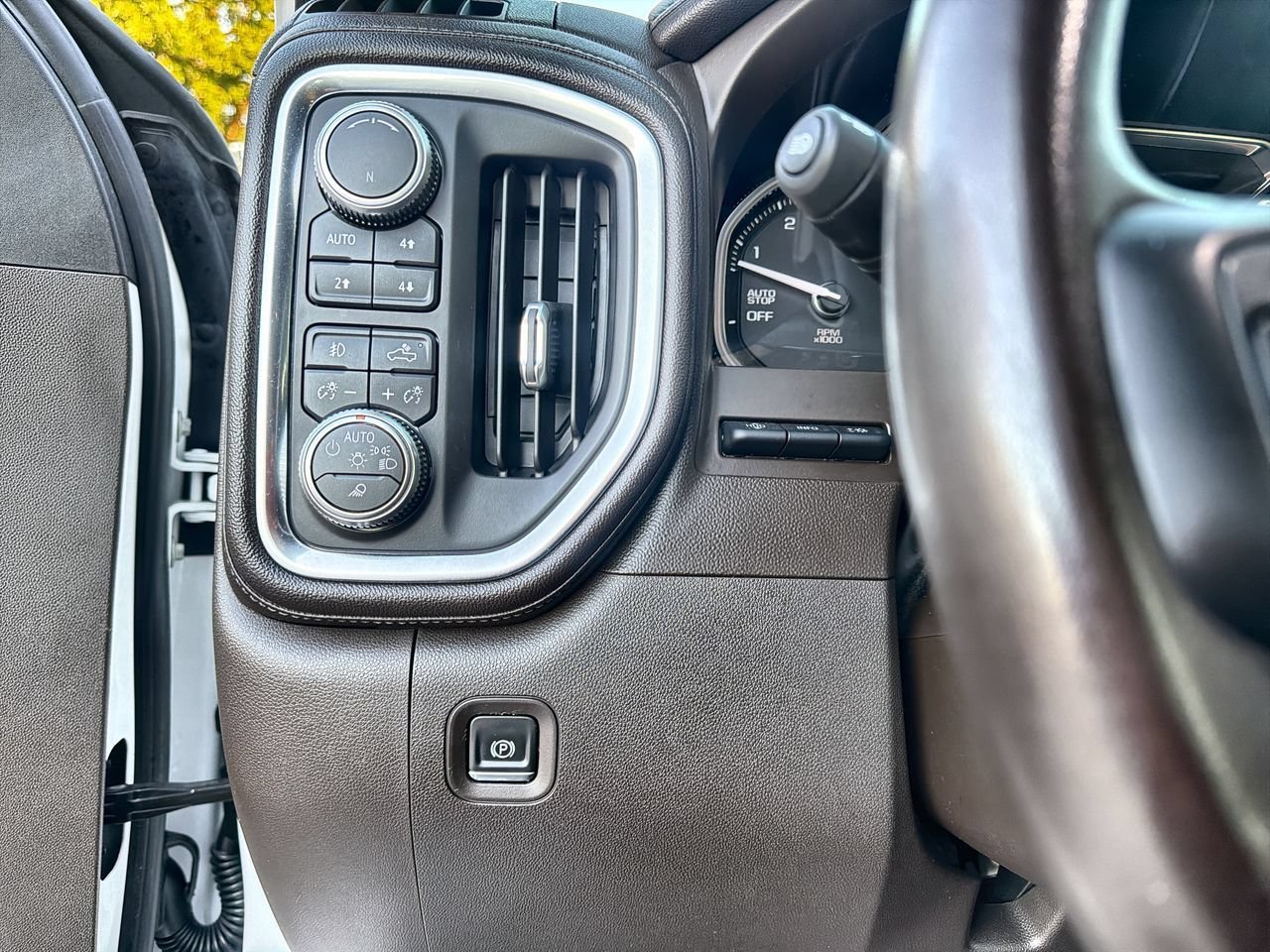 Used 2019 WHITE FROST TRICOAT GMC Denali image 15