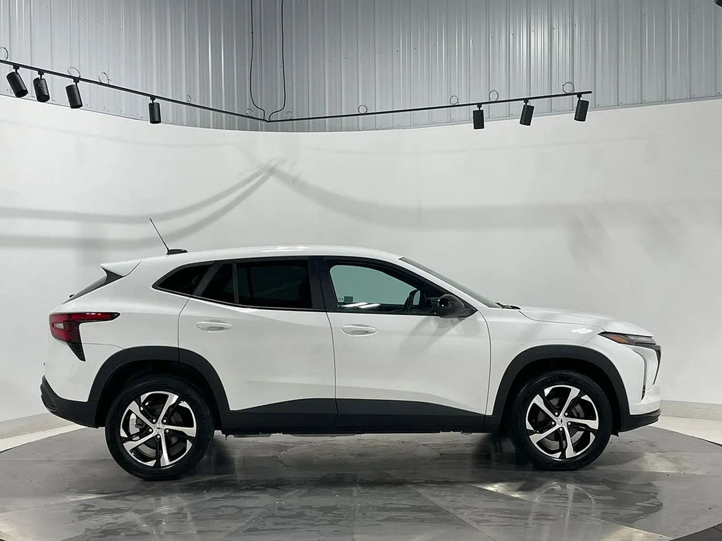 Used 2024 White Chevrolet 1RS image 10