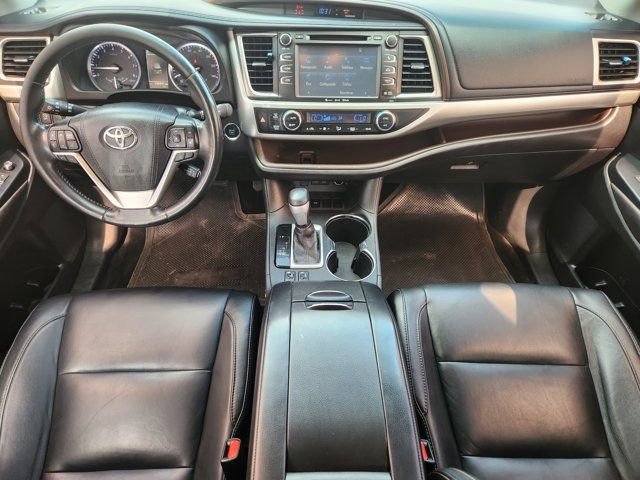 Used 2017 White Toyota XLE image 27