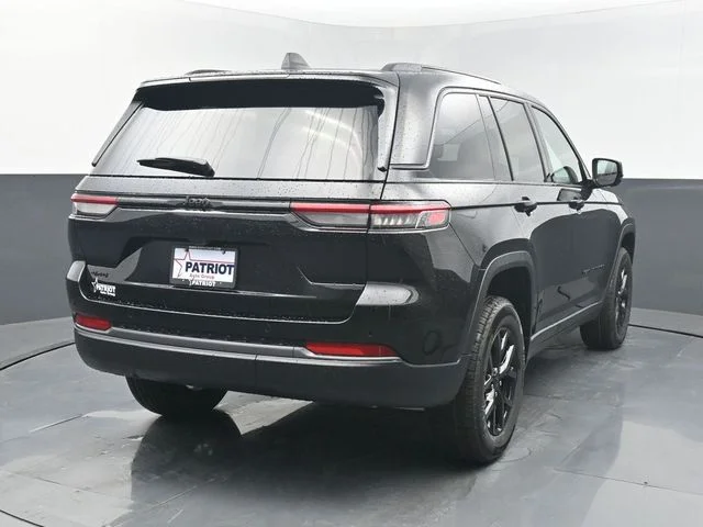 New 2026 Diamond Black Crystal Pearl-Coat Exterior Paint Jeep Altitude image 6