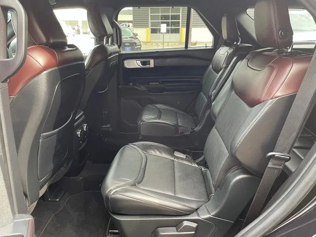 Used 2020 Black Metallic Ford Platinum image 43