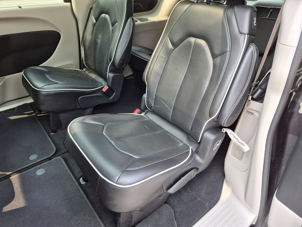 Used 2022 Gray Chrysler Limited image 27