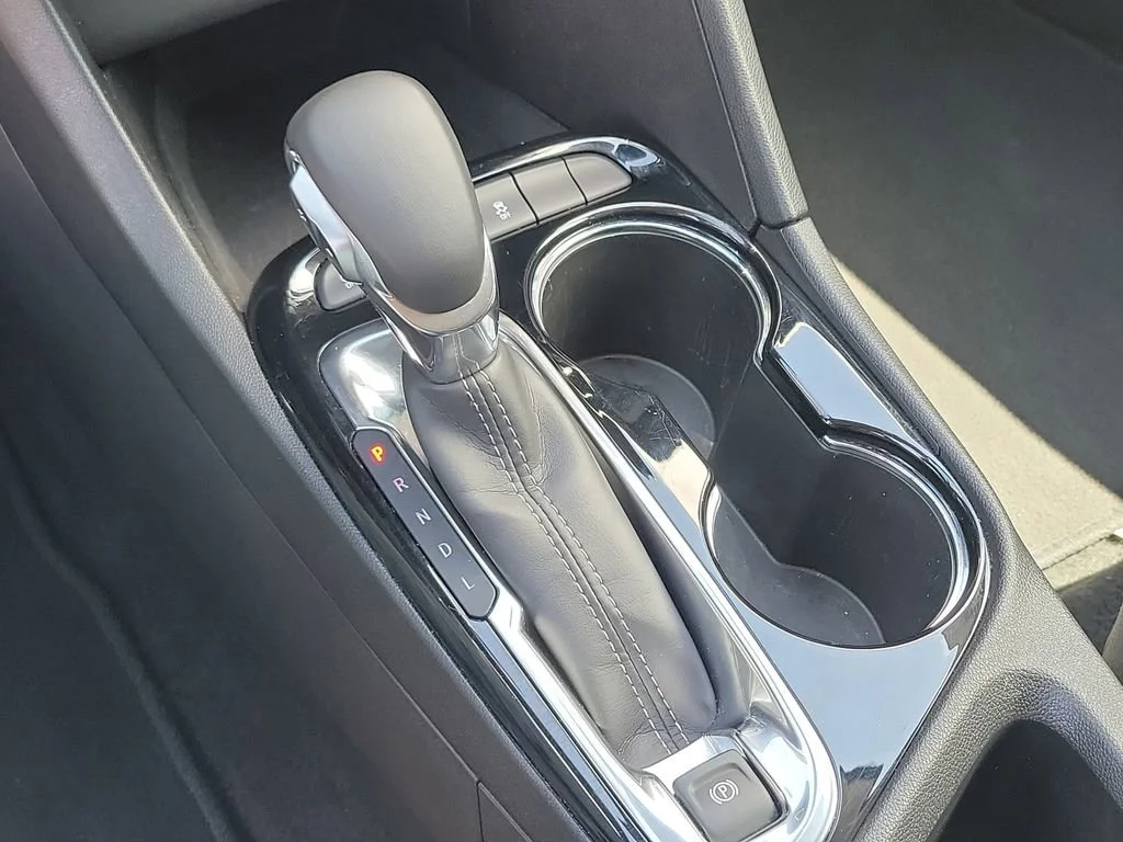 Used 2025 Summit White Buick Preferred image 30