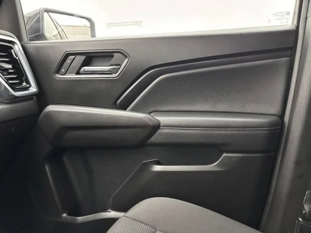 Used 2025 Summit White GMC Elevation image 39