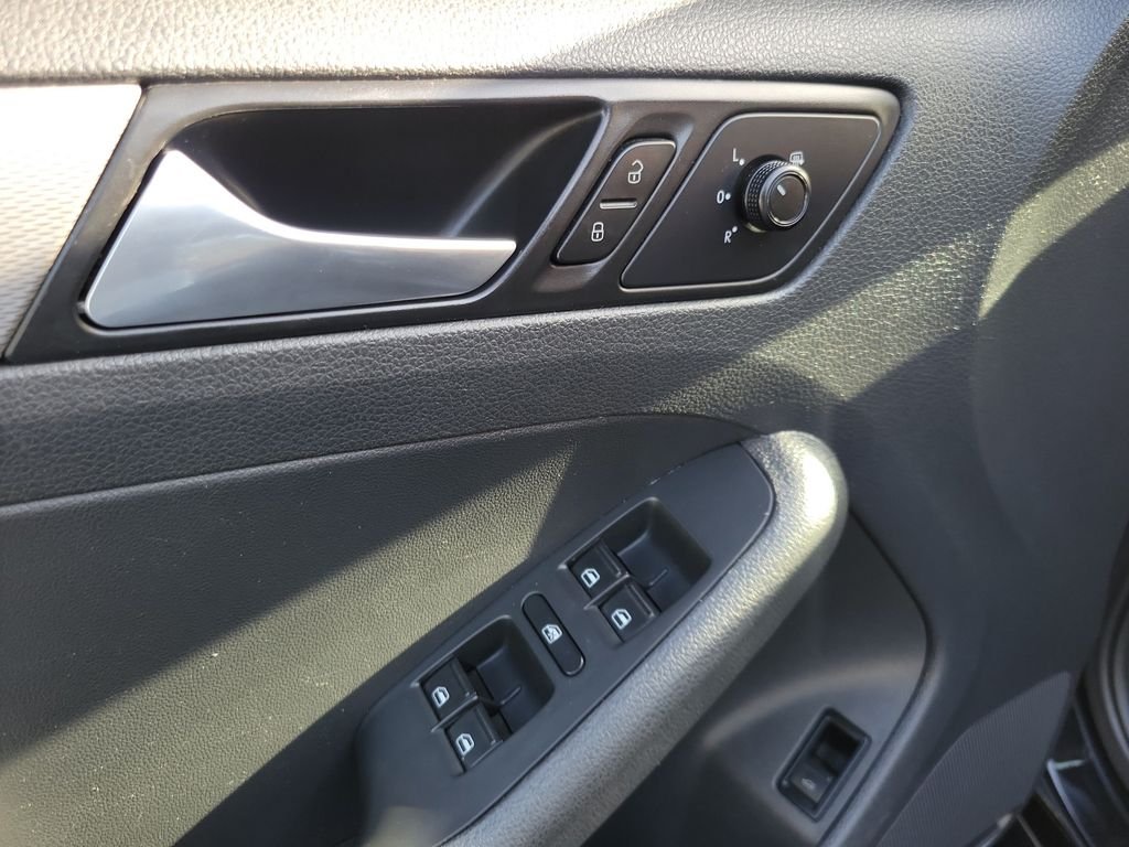 Used 2018  Volkswagen 1.4T S image 11