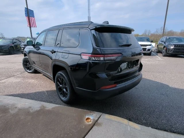 New 2026 Diamond Black Crystal Pearl-Coat Exterior Paint Jeep Laredo image 30