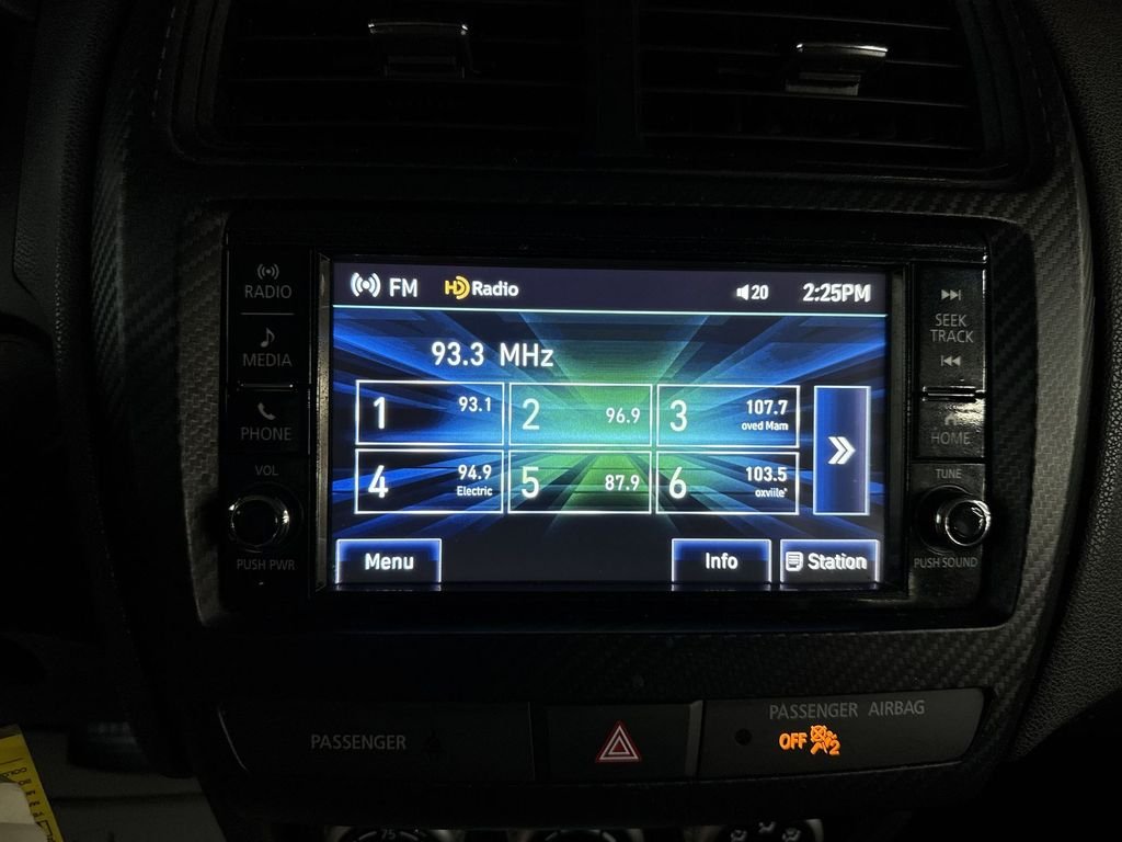 Used 2023  Mitsubishi  image 24