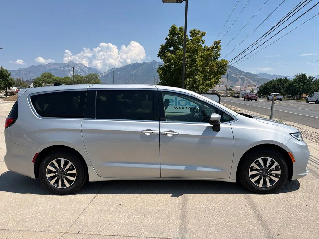 Used 2023 Silver Chrysler Touring L image 2