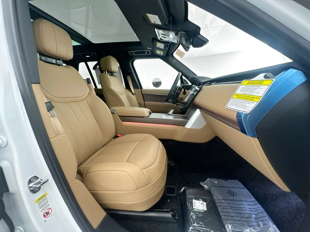 New 2026 Ostuni Pearl White Land Rover SE image 28
