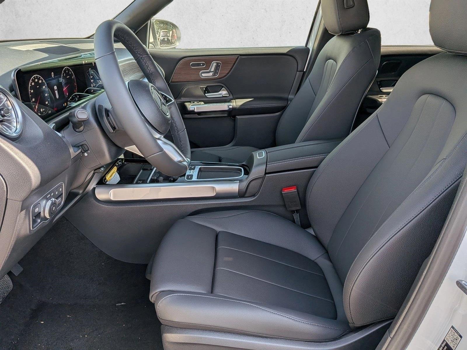 New 2026 Polar White Mercedes-Benz GLB250 image 4