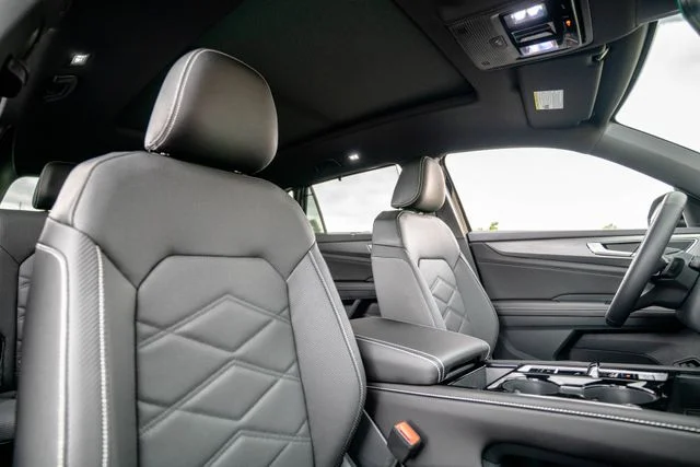 New 2026 Black Volkswagen 2.0T SE w/Technology image 17