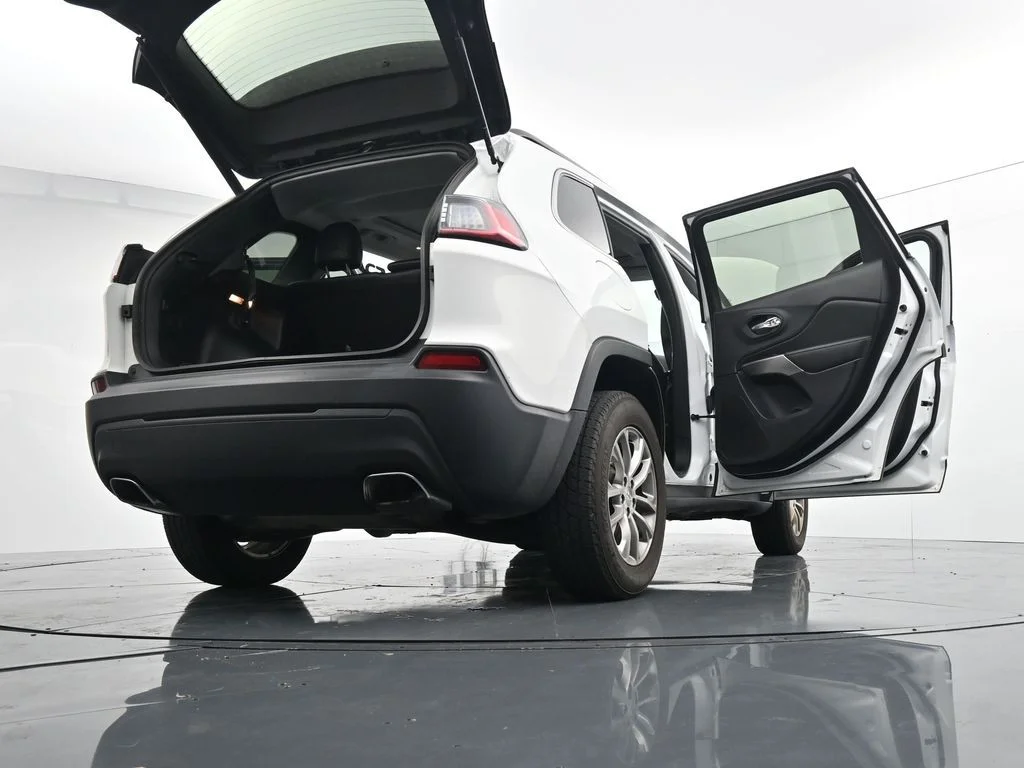 Used 2022 White Jeep Latitude Lux image 29