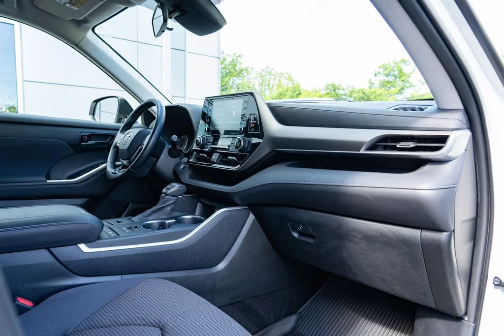 Used 2020 White Toyota LE image 28