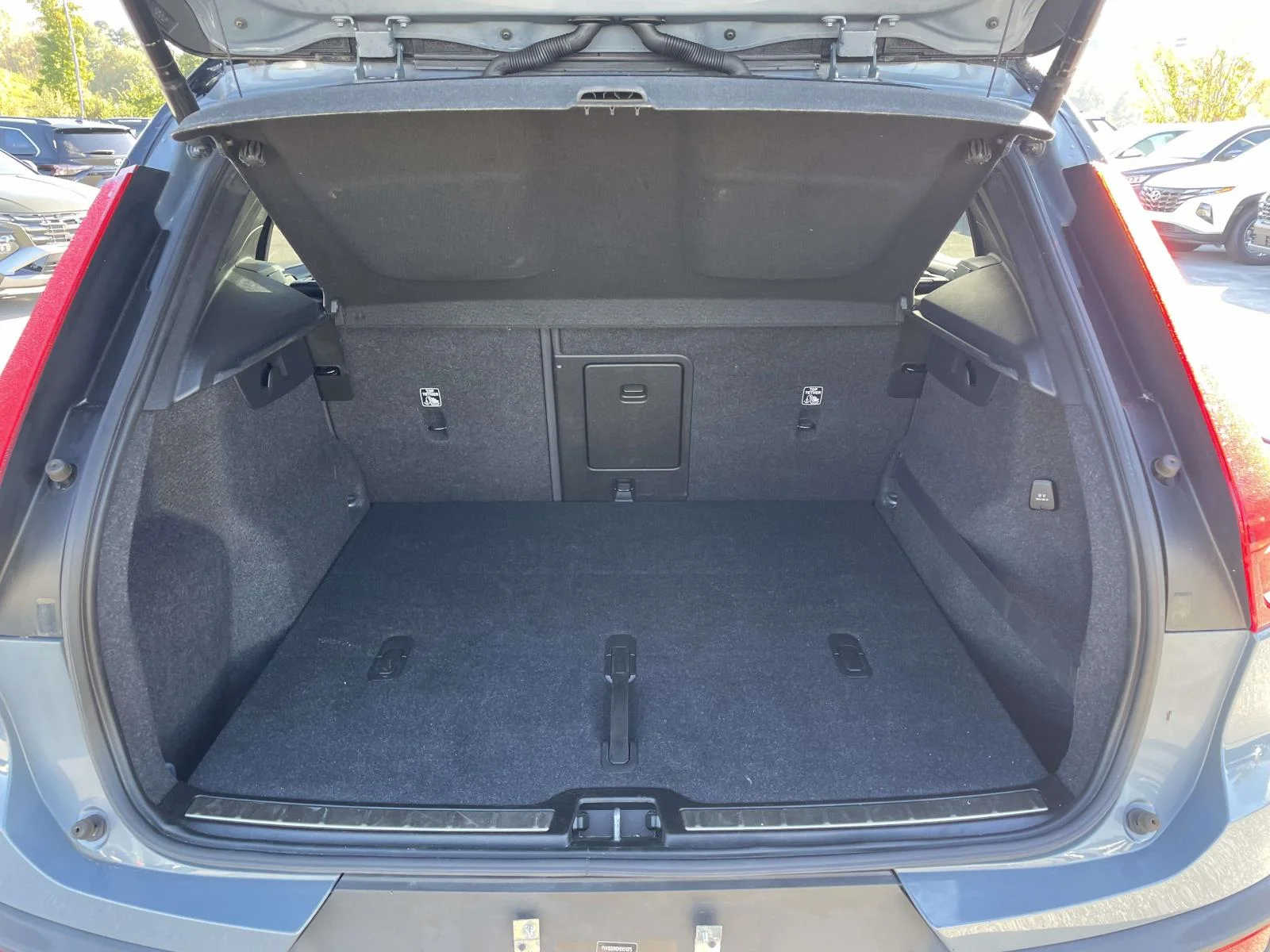 Used 2021  Volvo R-Design image 30