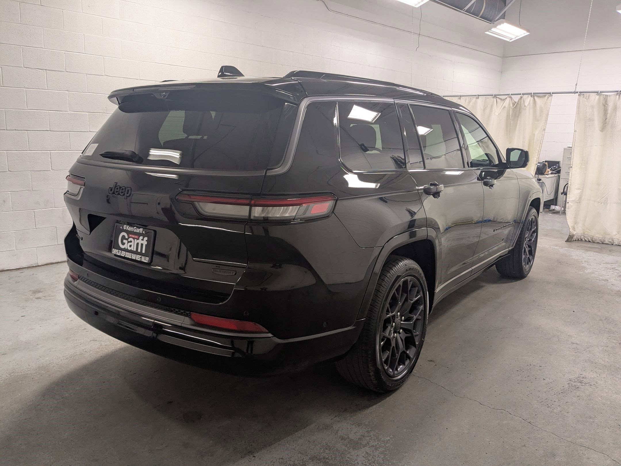 New 2026 Diamond Black Crystal Pearl-Coat Exterior Paint Jeep Summit image 4