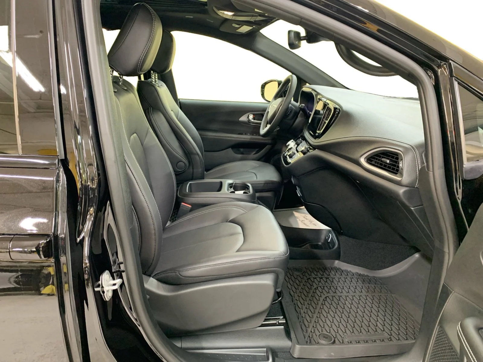 New 2026 Diamond Blk Crystal Pearl Chrysler Select image 17