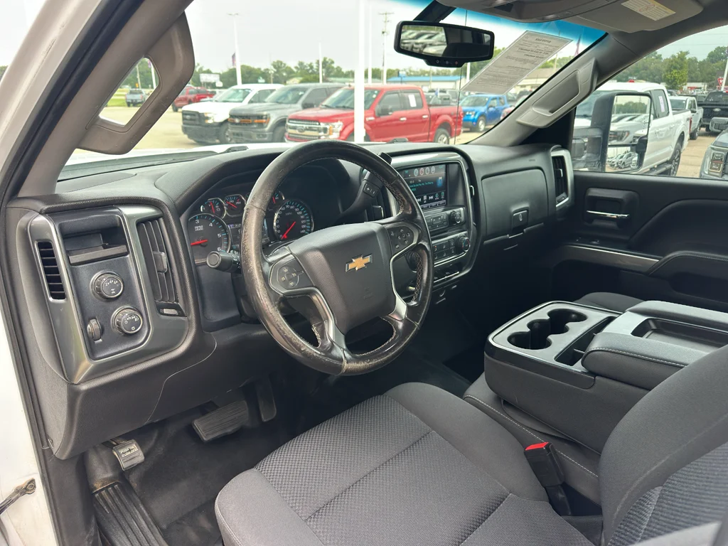 Used 2018 Summit White Chevrolet LT image 3