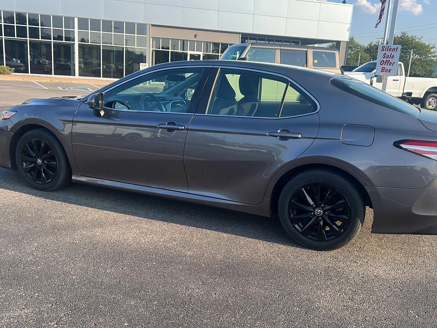 Used 2018 Predawn Gray Mica Toyota LE image 9