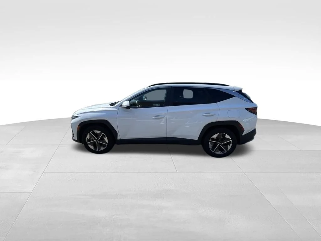 Used 2025 White Hyundai SEL image 4