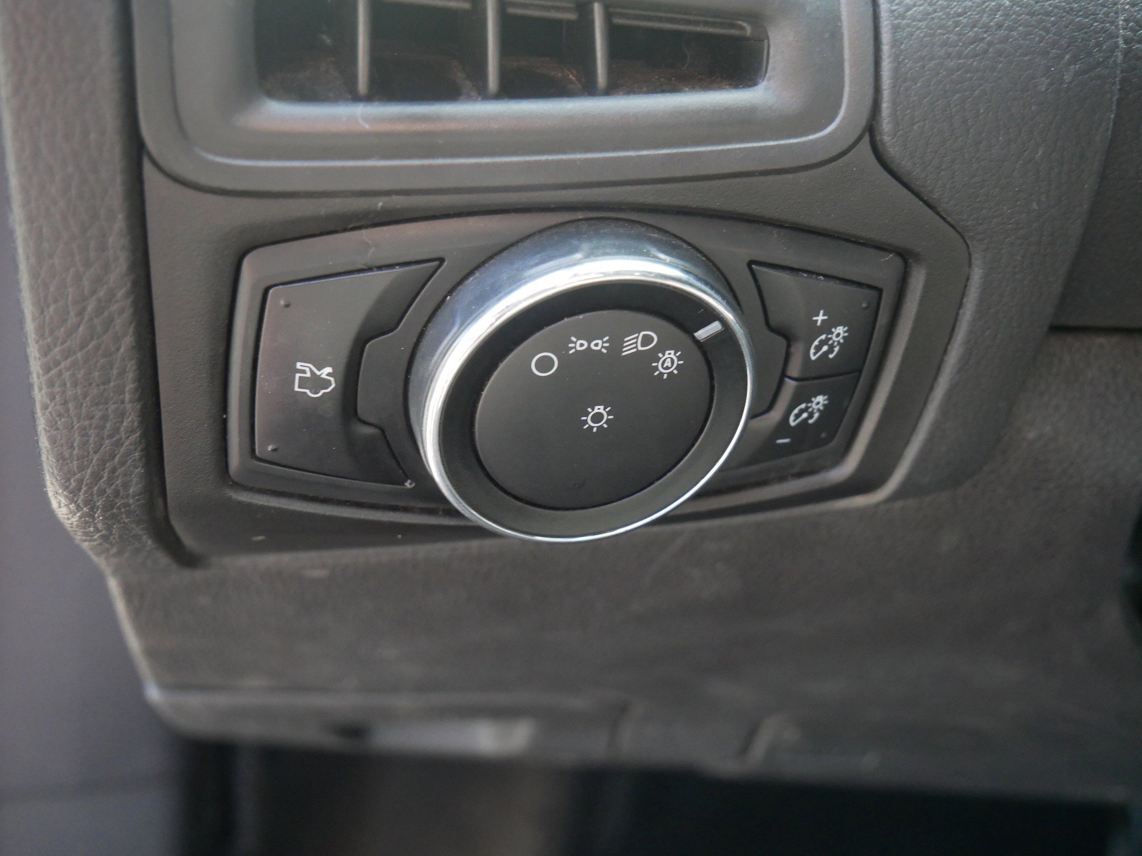 Used 2014 Race Red Ford SE image 15