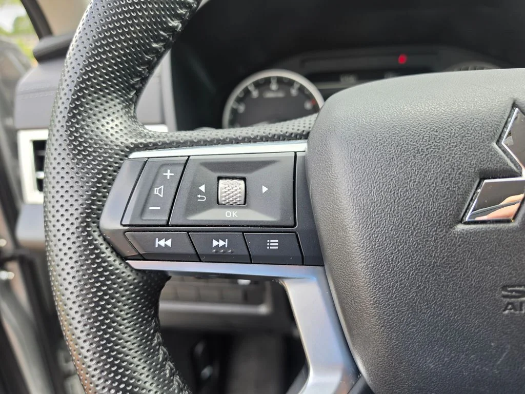 Used 2024  Mitsubishi SE image 27