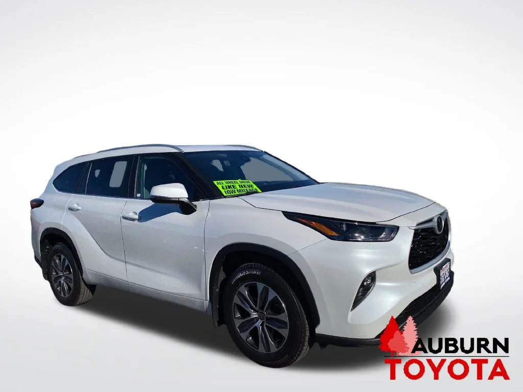 Used 2024 Wind Chill Pearl Toyota XLE image 3