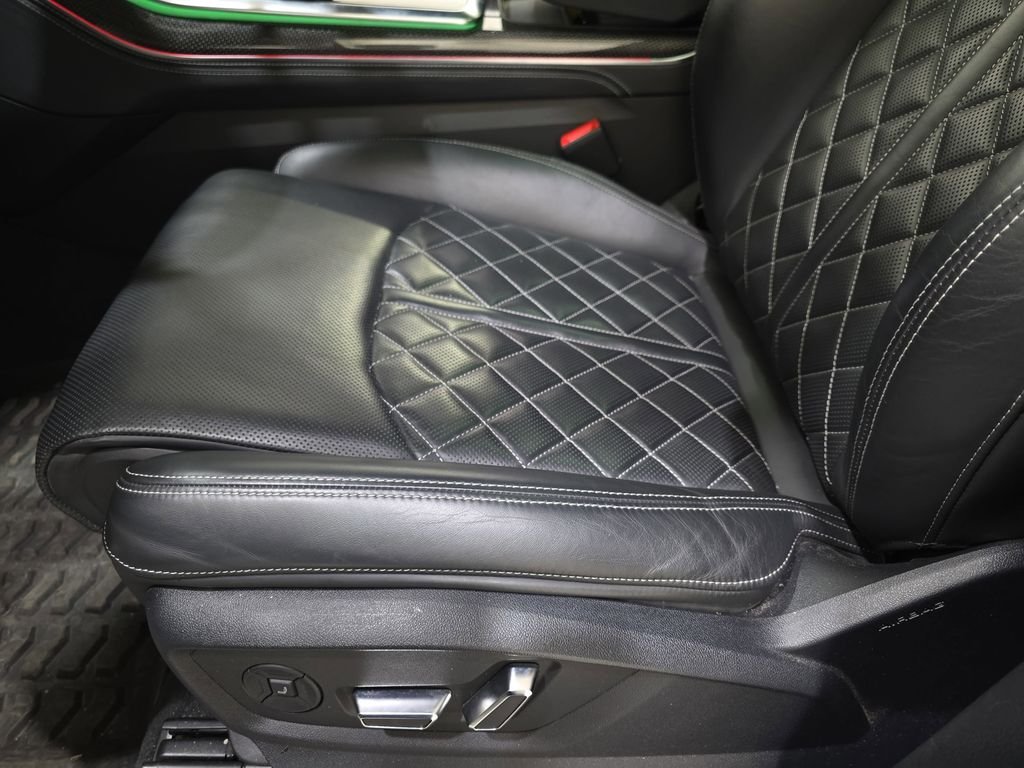 Used 2023  Audi 4.0T Prestige image 30