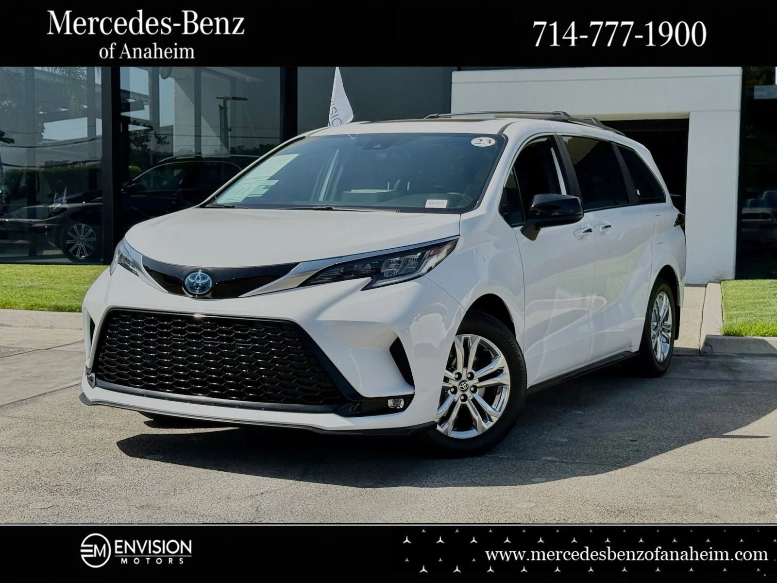 2023 Toyota Sienna XSE 7-Passenger Hybrid AWD's photo