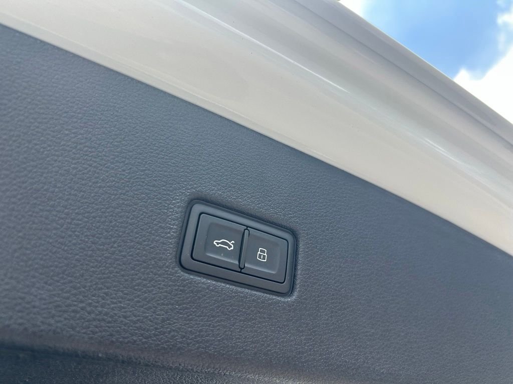 Used 2024  Audi 4.0T image 41