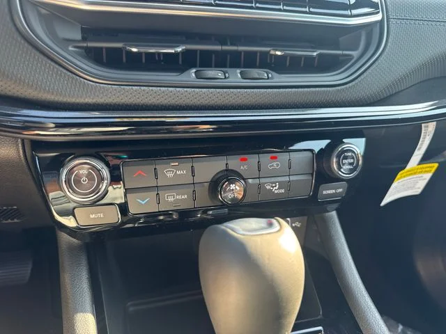New 2026 White Jeep Latitude image 20
