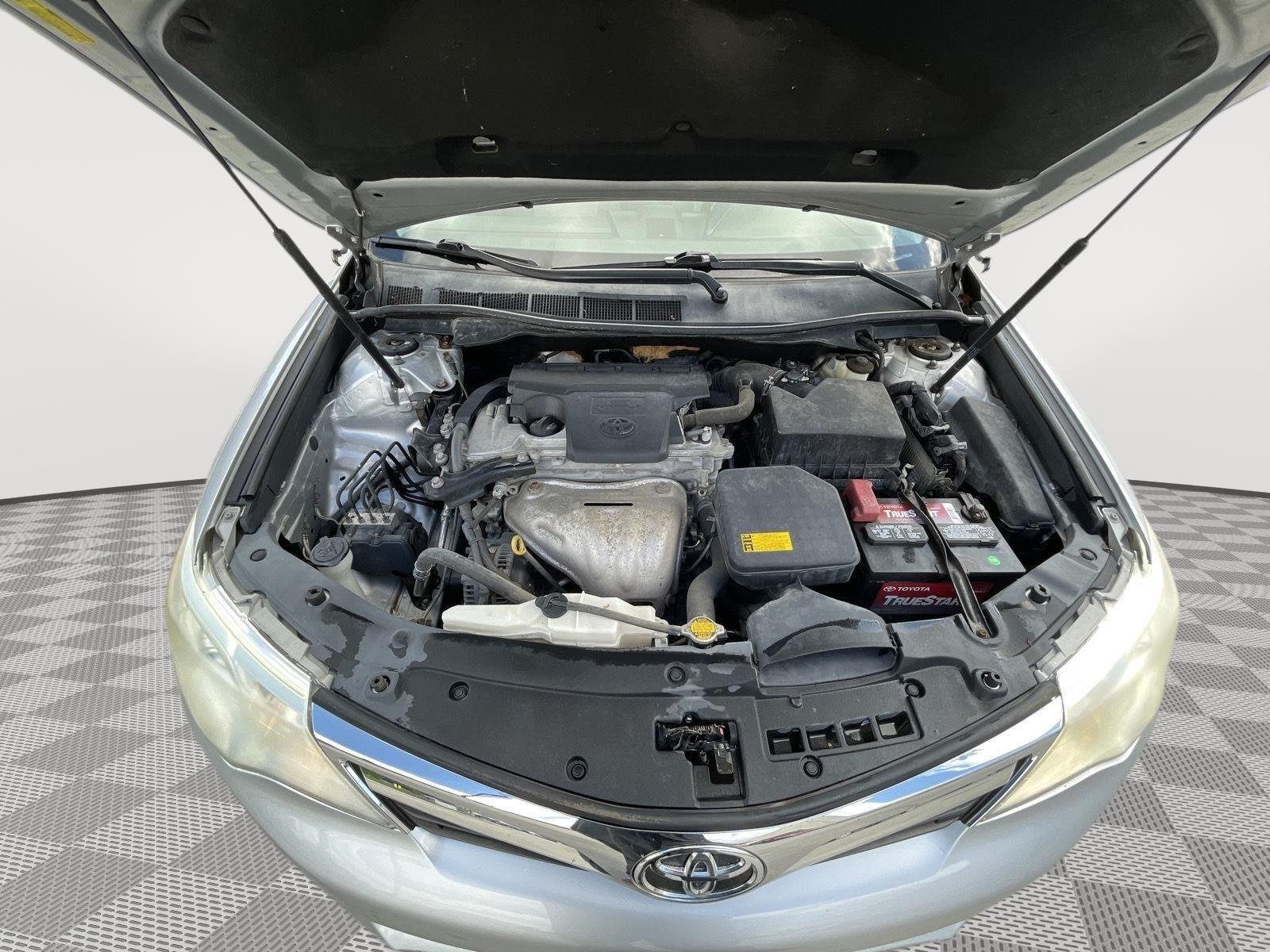 Used 2014 Classic Silver Metallic Toyota LE image 8