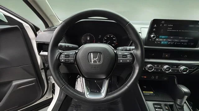Used 2025 White Honda EX-L image 11