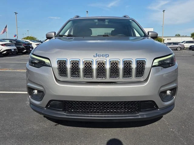 Used 2019 Silver Jeep Latitude image 2