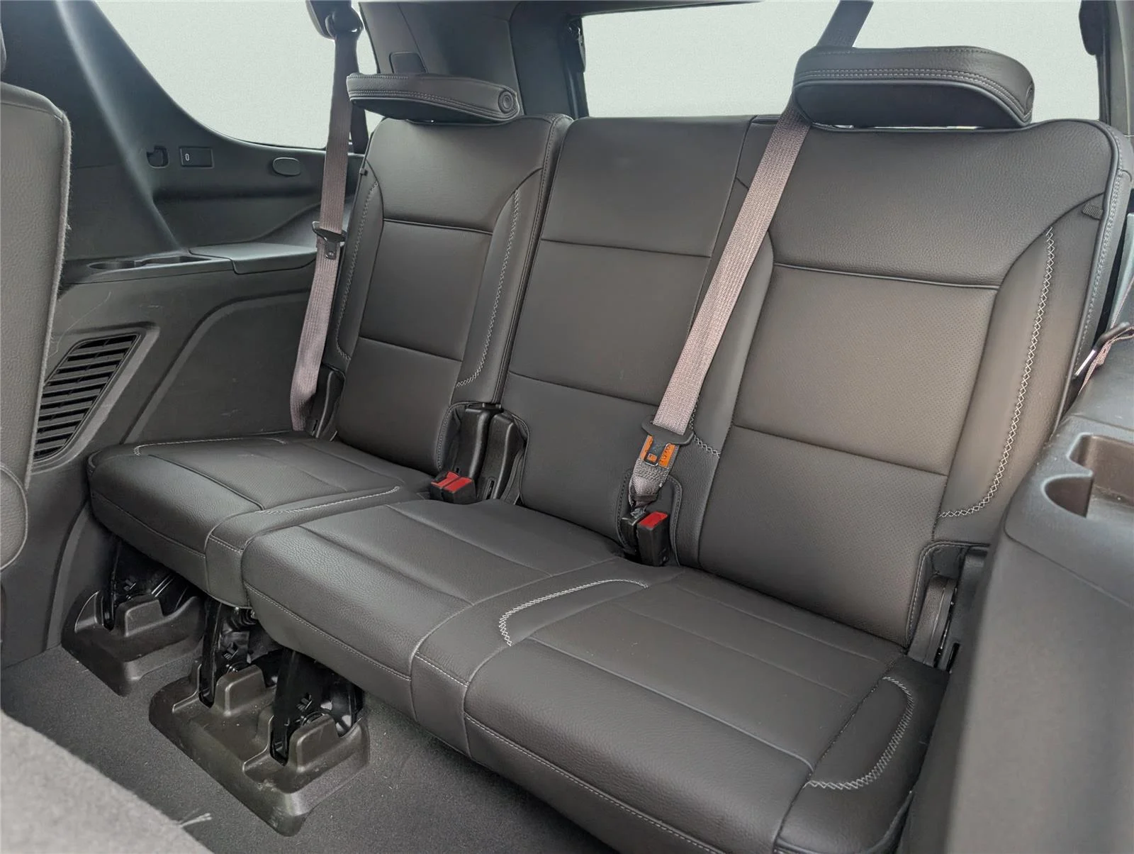 Used 2022 White Frost Tricoat GMC Denali image 15