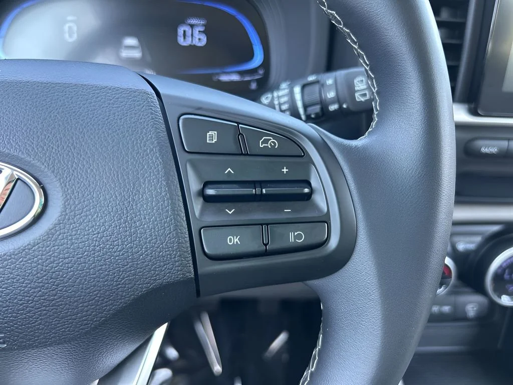 Used 2025 White Hyundai SEL image 15