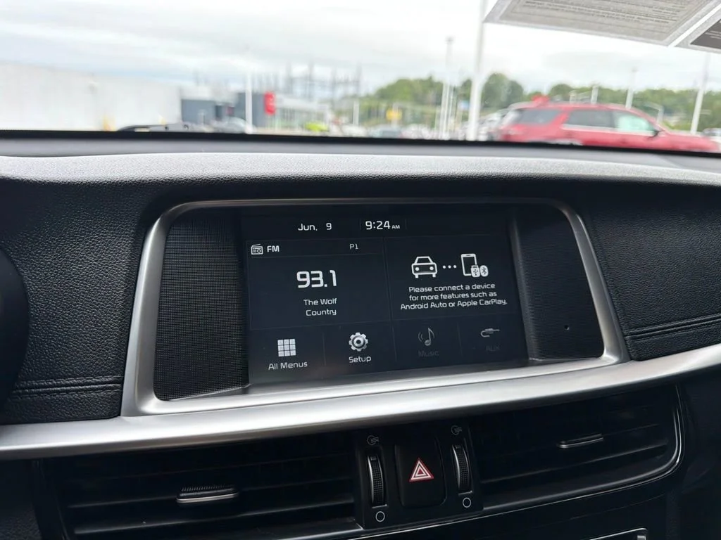 Used 2020 Sparkling Silver Kia LX image 18