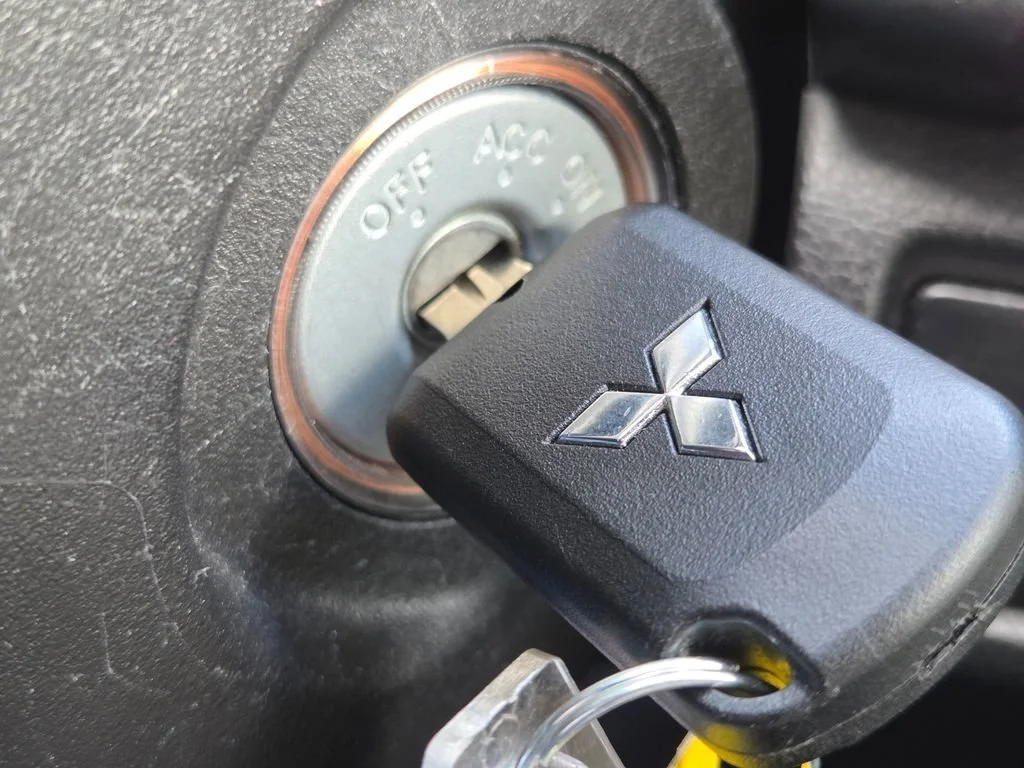 Used 2023 Diamond White Mitsubishi ES image 32
