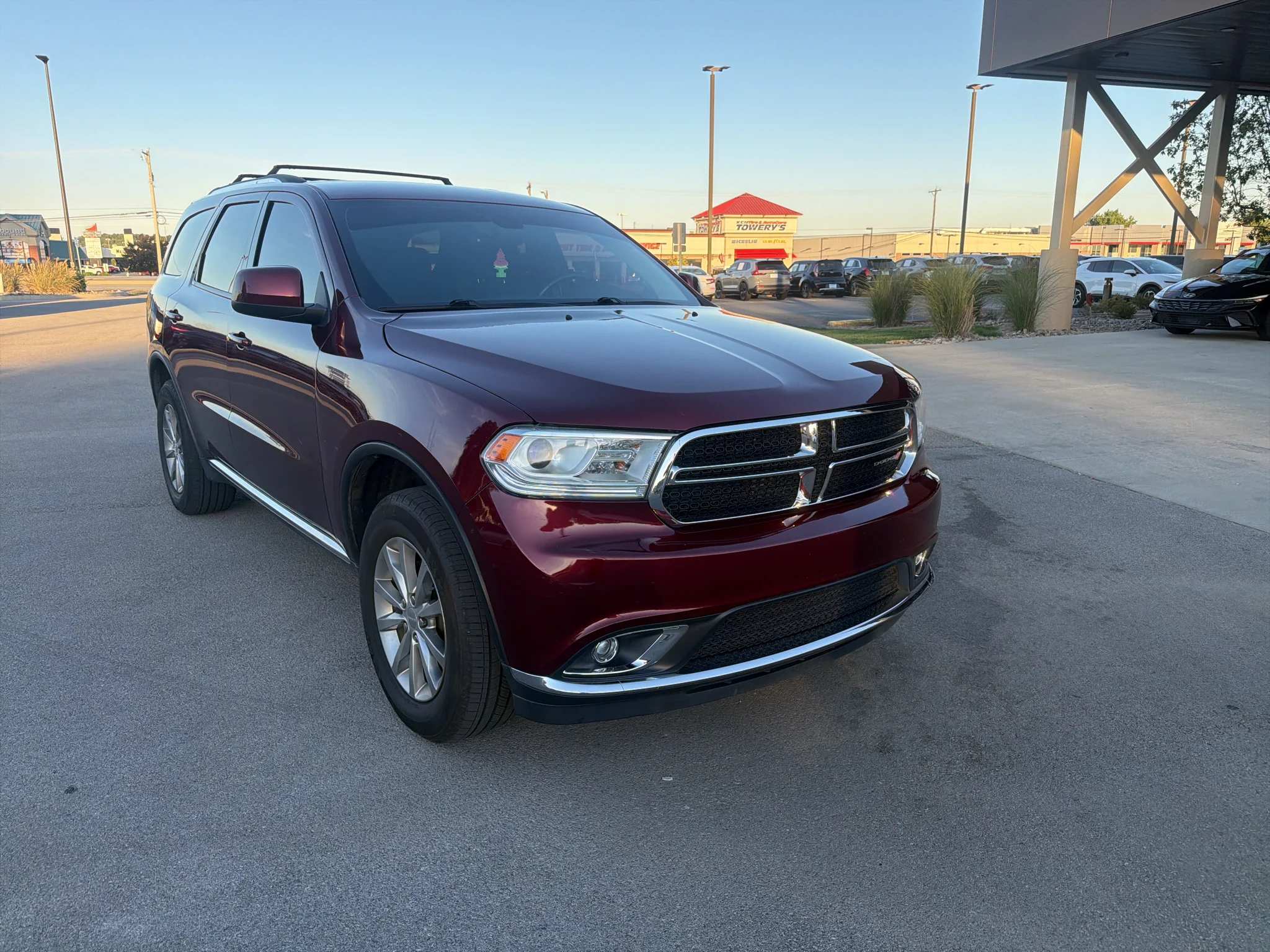 Used 2017 Octane Red Pearlcoat Dodge SXT image 1