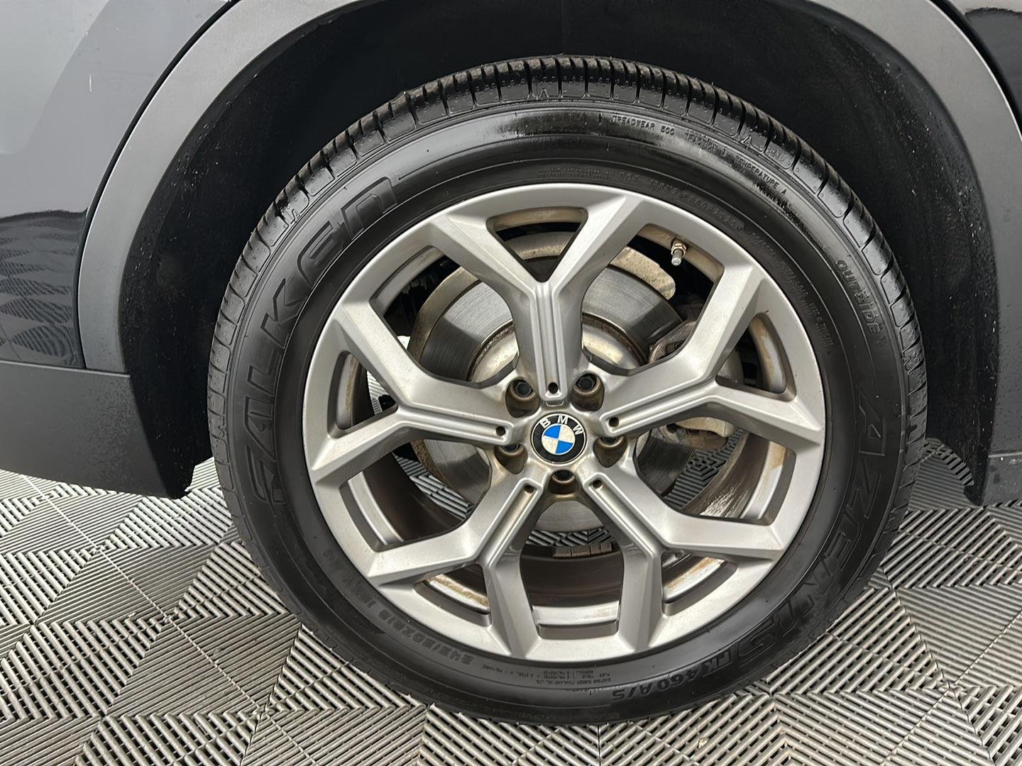 Used 2021 Black Sapphire Metallic BMW xDrive30i image 5