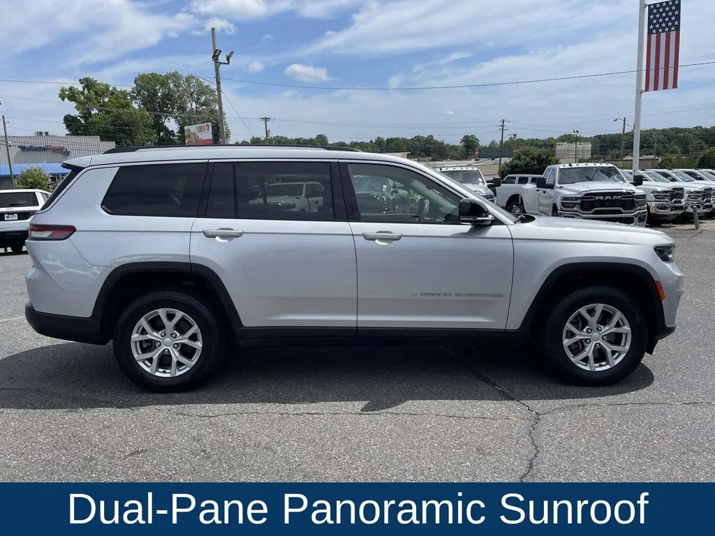 Used 2023 Silver Jeep Limited 4x4 image 11
