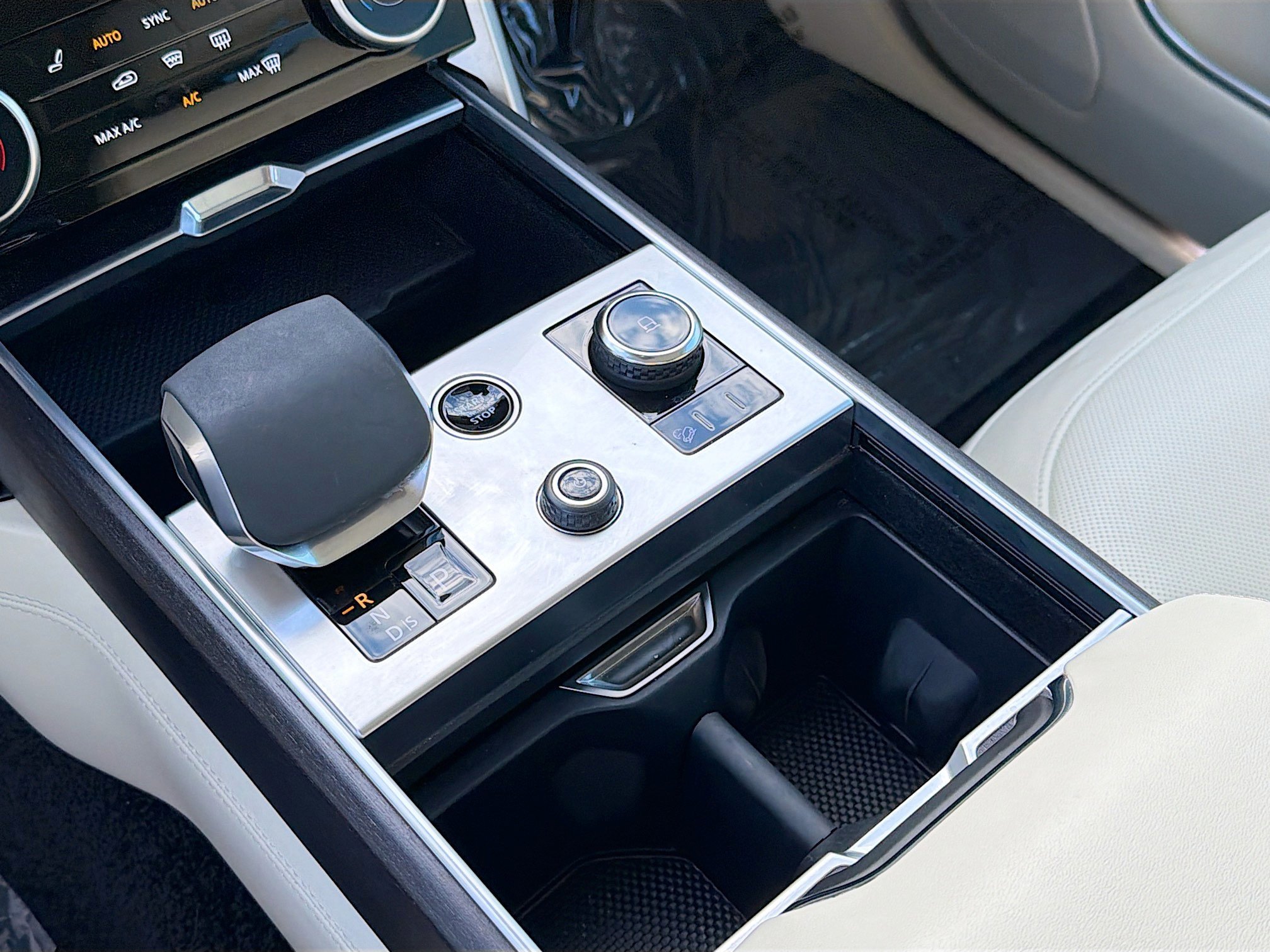 Certified Used 2023 White Land Rover Autobiography image 30