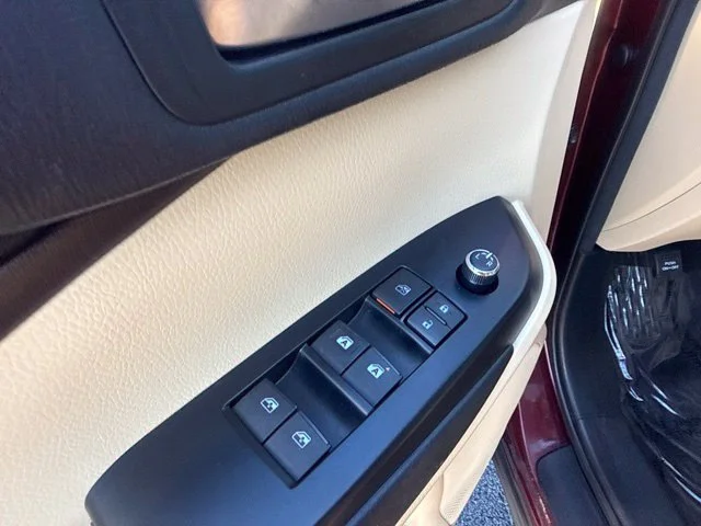 Used 2016 Red Toyota XLE V6 image 18