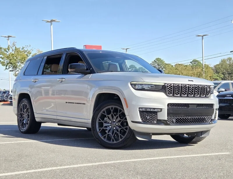 Used 2023 Silver JEEP SUMMIT 4X4 image 24