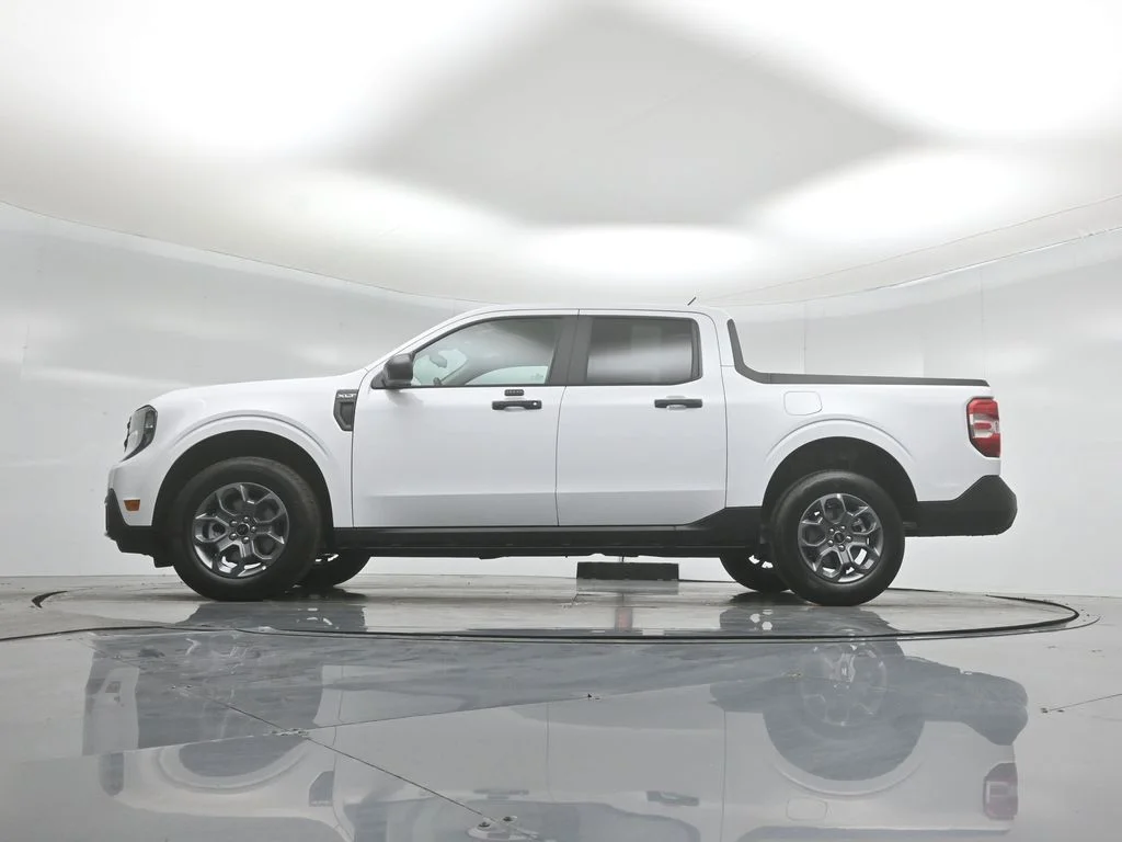 New 2026 Oxford White Ford XLT image 7