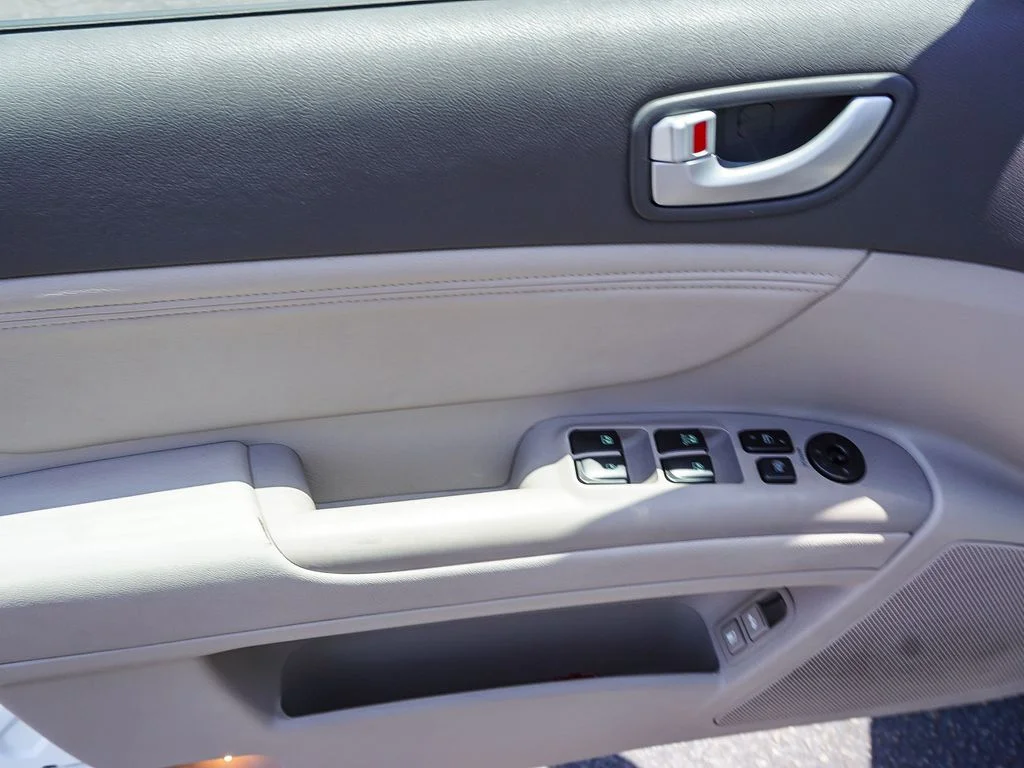 Used 2006 White Hyundai GLS V6 image 18