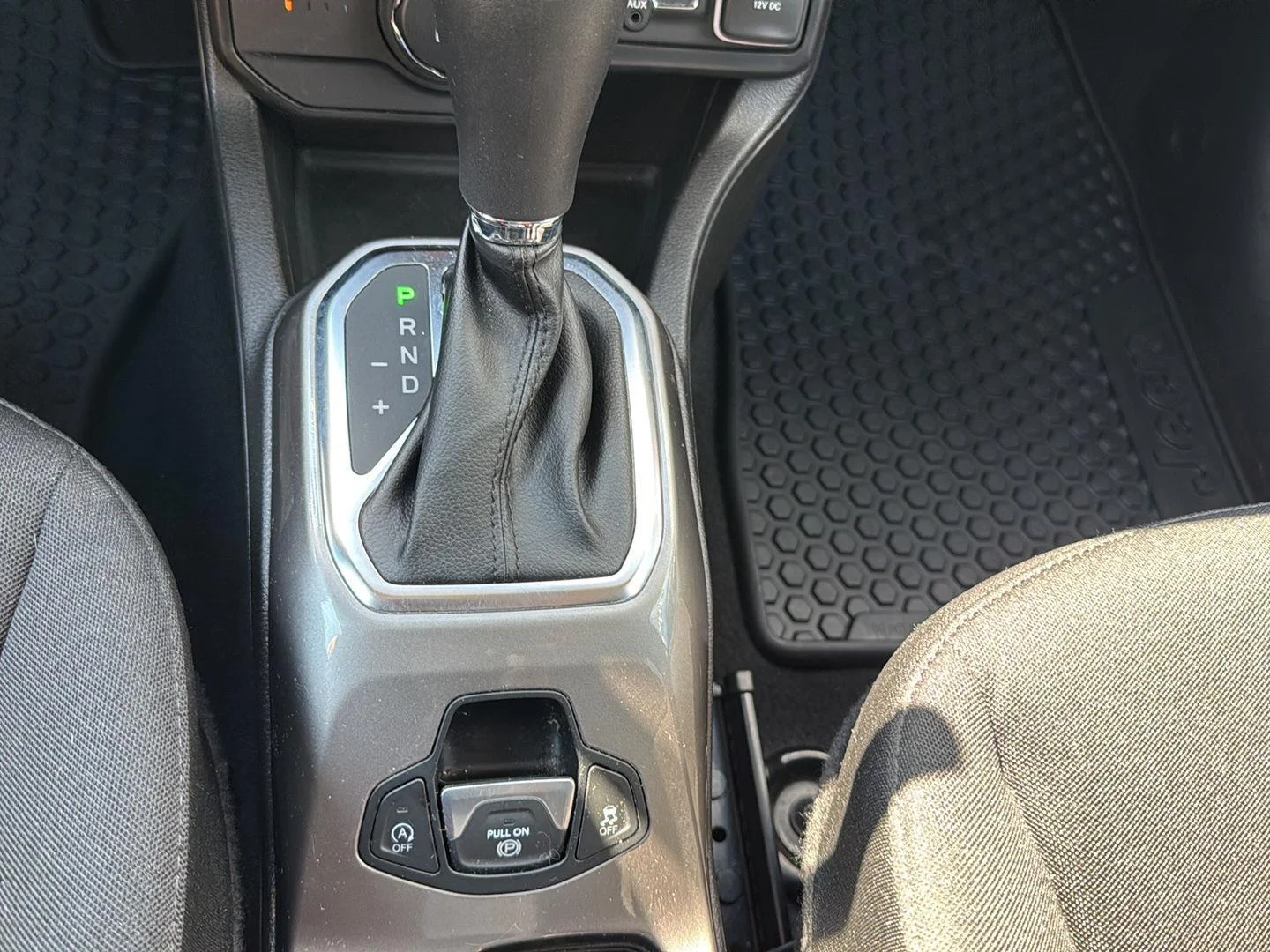 Used 2022 Black Clearcoat Jeep Latitude image 21