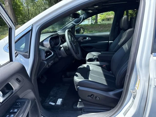 2026 Chrysler Pacifica Select - Photo 6