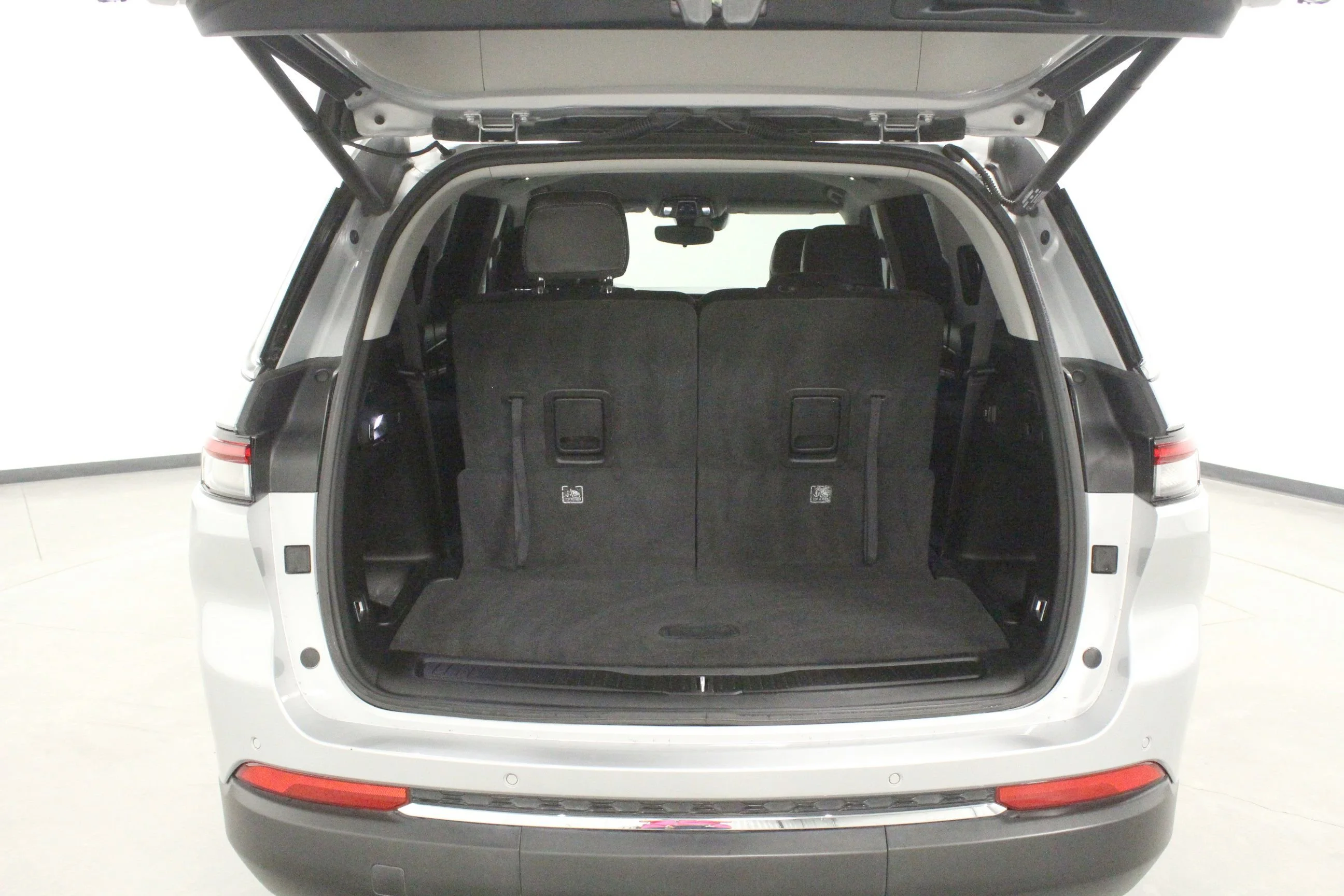 Used 2023 Silver Zynith Jeep Limited image 14
